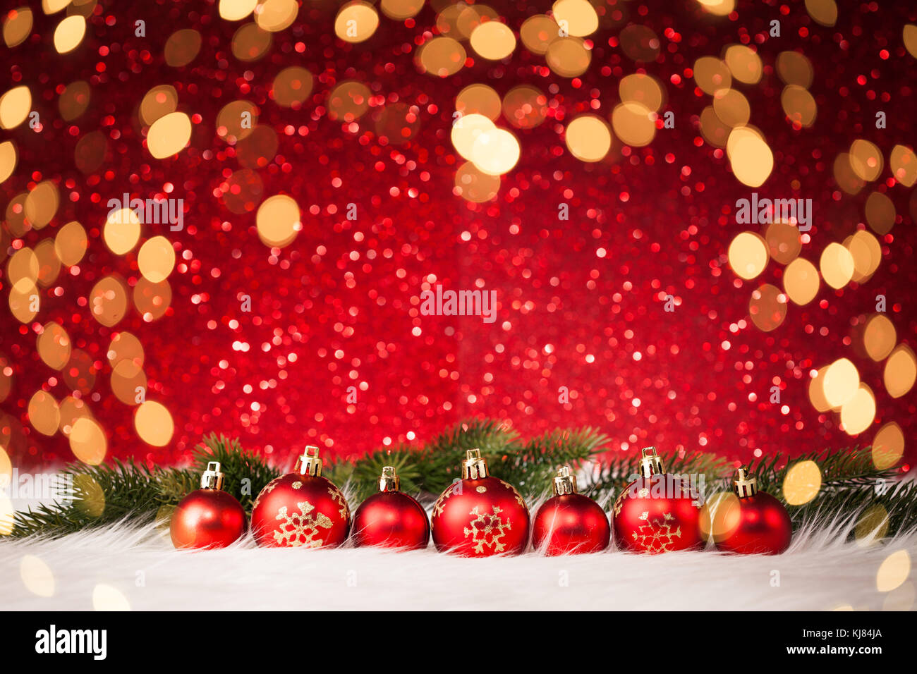 Weihnachtskugeln und Baum Stockfoto