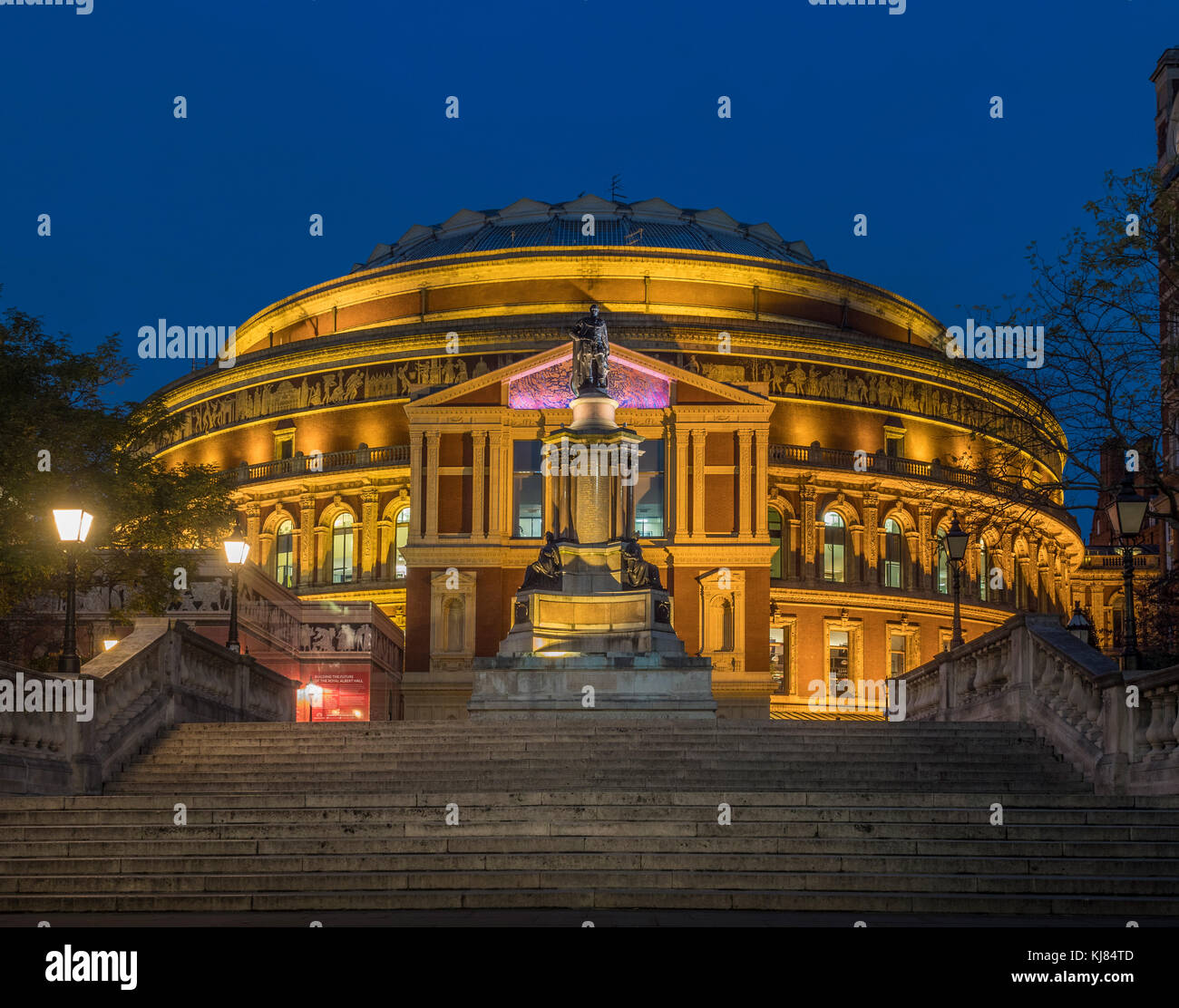 Queen Elizabeth II Diamond Jubilee Schritte, die Royal Albert Hall, London, UK in der Dämmerung Stockfoto
