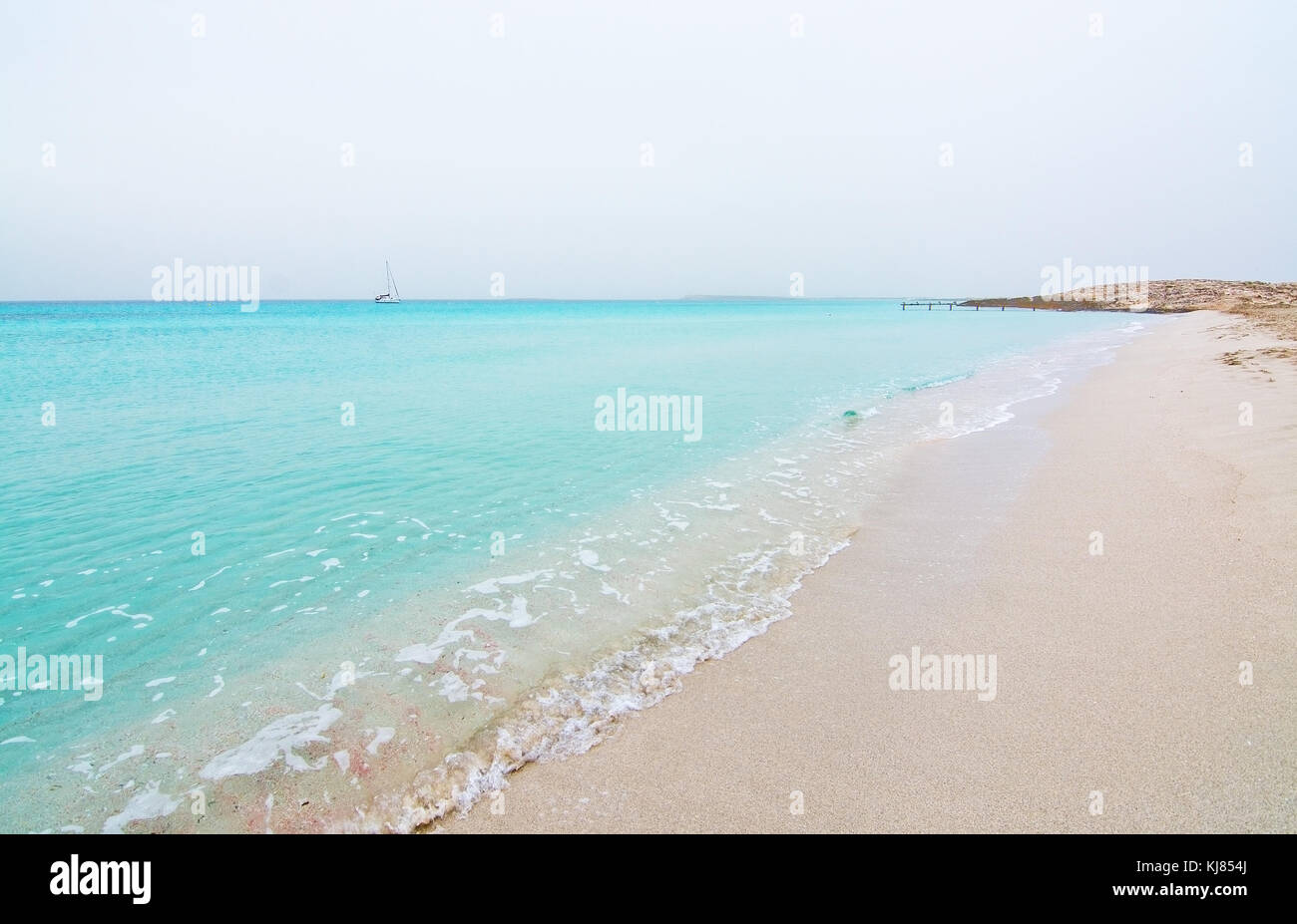 Leere verträumt weich Paradise Strand mit kristallklarem Wasser an einem bewölkten Tag im Oktober in Illetas, Formentera, Balearen, Spanien. Stockfoto