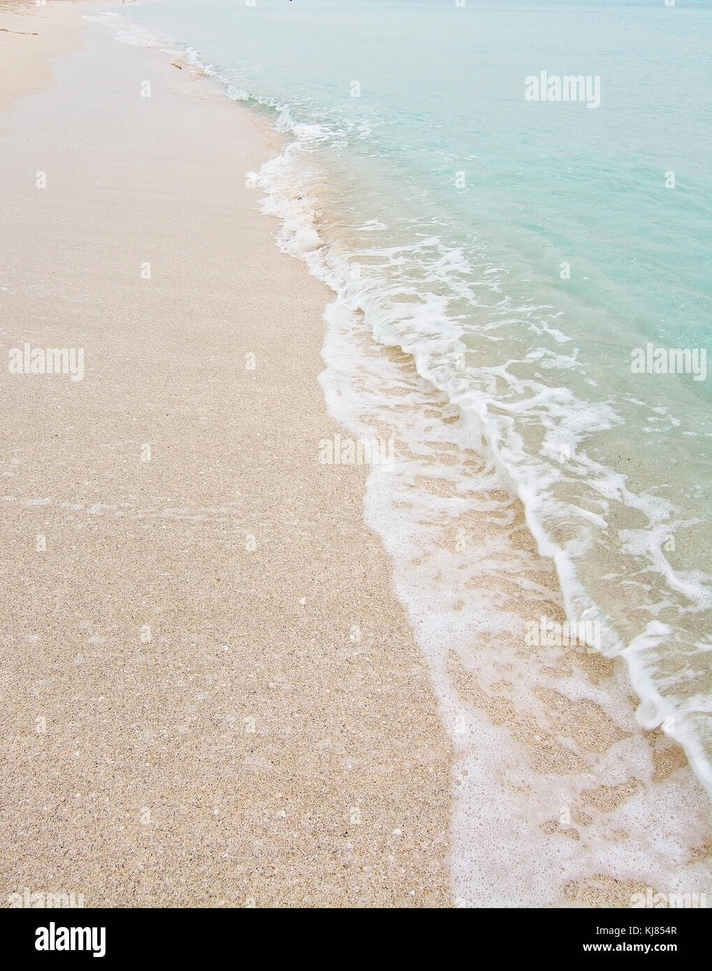 Leere verträumt weich Paradise Strand mit kristallklarem Wasser an einem bewölkten Tag im Oktober in Illetas, Formentera, Balearen, Spanien. Stockfoto