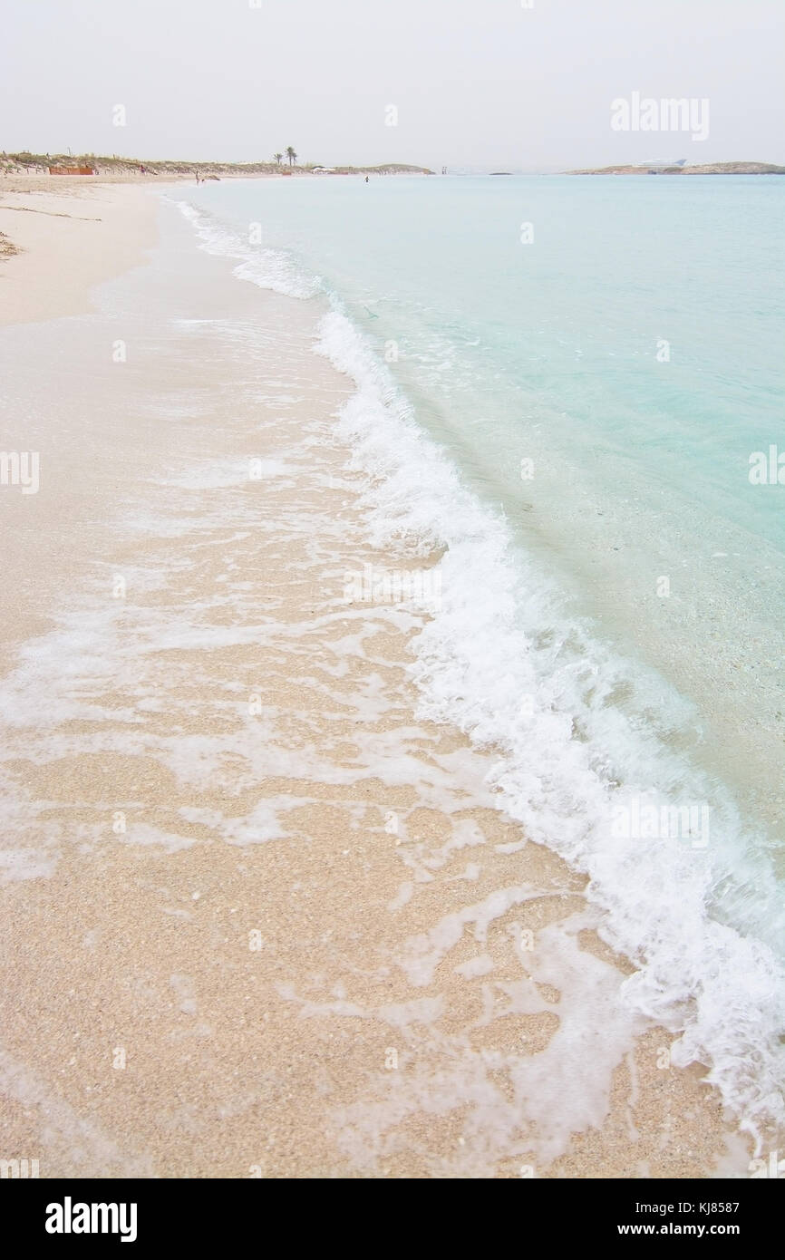 Formentera, Balearen, Spanien - Oktober 25, 2016: Verträumt weich Paradise Strand mit kristallklarem Wasser an einem bewölkten Tag am 25. Oktober 2016 in Stockfoto