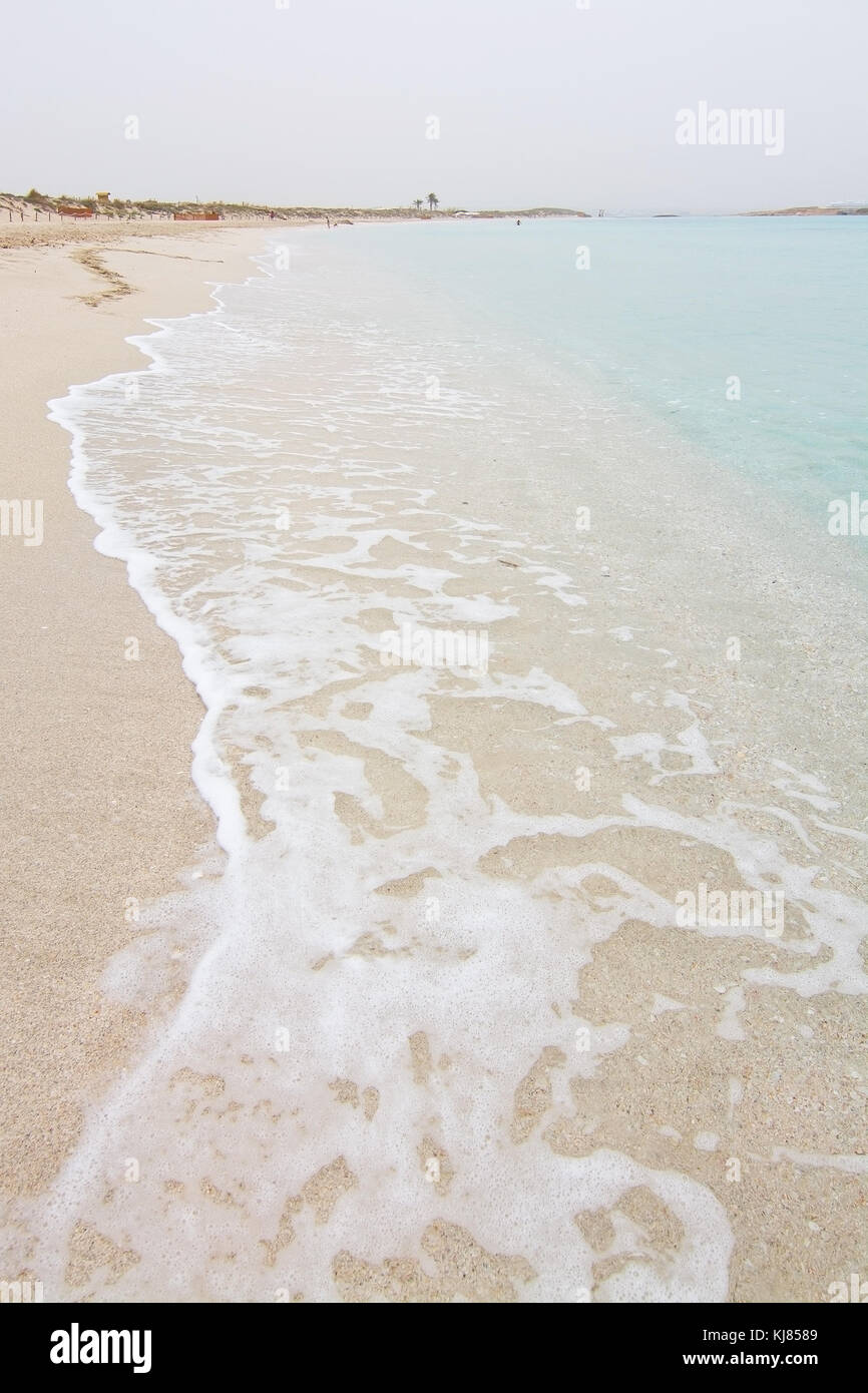 Formentera, Balearen, Spanien - Oktober 25, 2016: Verträumt weich Paradise Strand mit kristallklarem Wasser an einem bewölkten Tag am 25. Oktober 2016 in Stockfoto