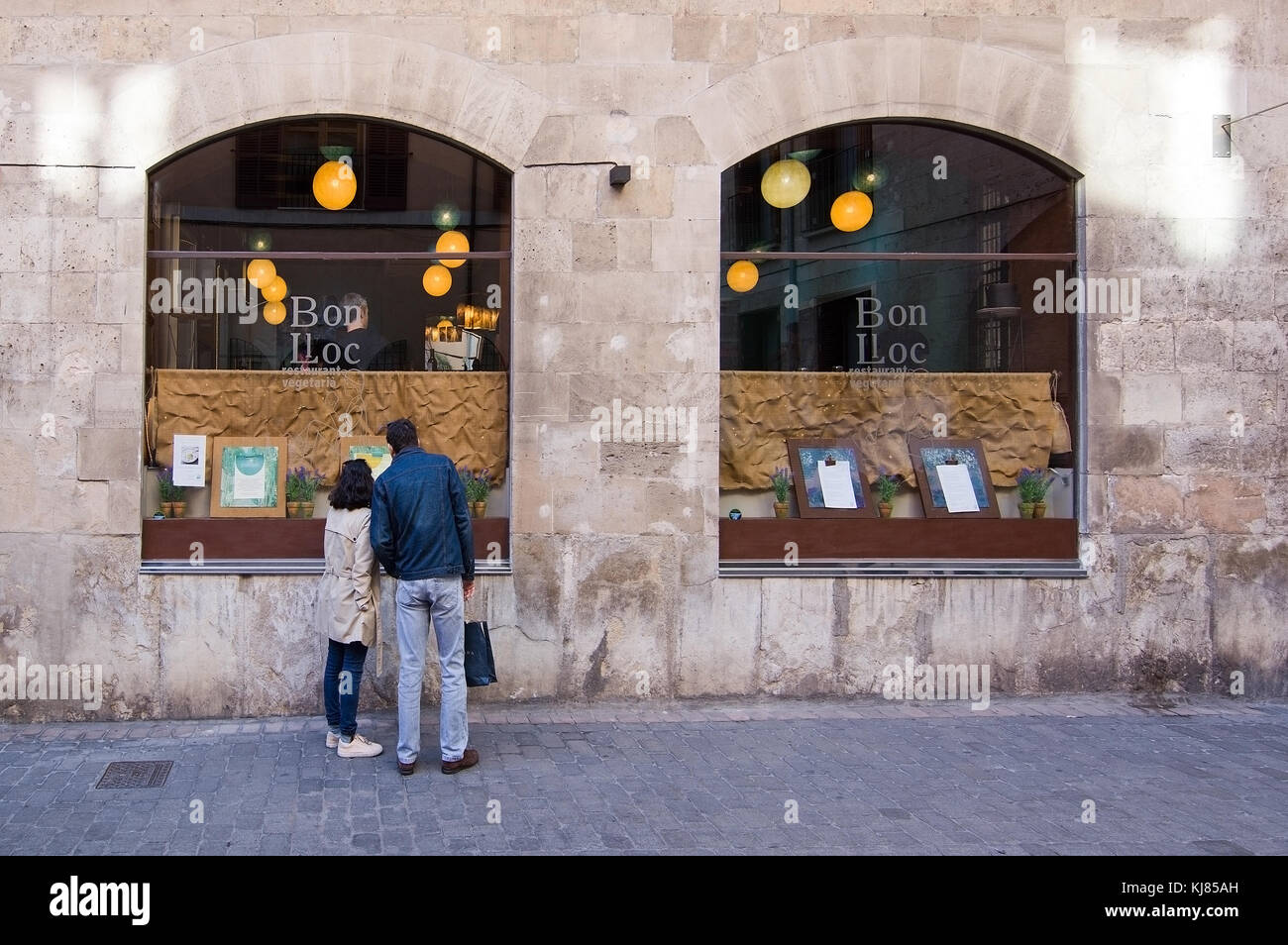 MALLORCA, BALEAREN, SPANIEN - 8. NOVEMBER 2017: Urban Views Bon Lloc Restaurant in Palma de Mallorca an einem sonnigen Tag am 8. November 2017 in Mallor Stockfoto