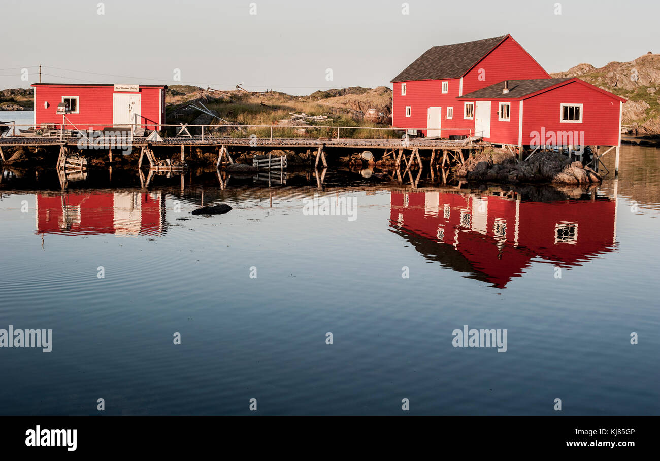 Eine entfernte Fischerdorf in Neufundland - rot Reflexionen des Neufundland Fischfang Hütte Stockfoto