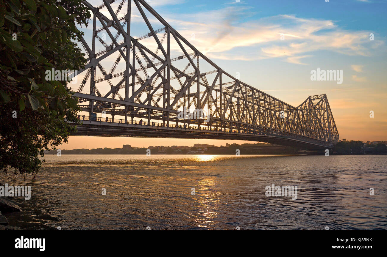 Historische Howrah Bridge Kalkutta bei Sonnenaufgang mit Moody sky Stockfoto