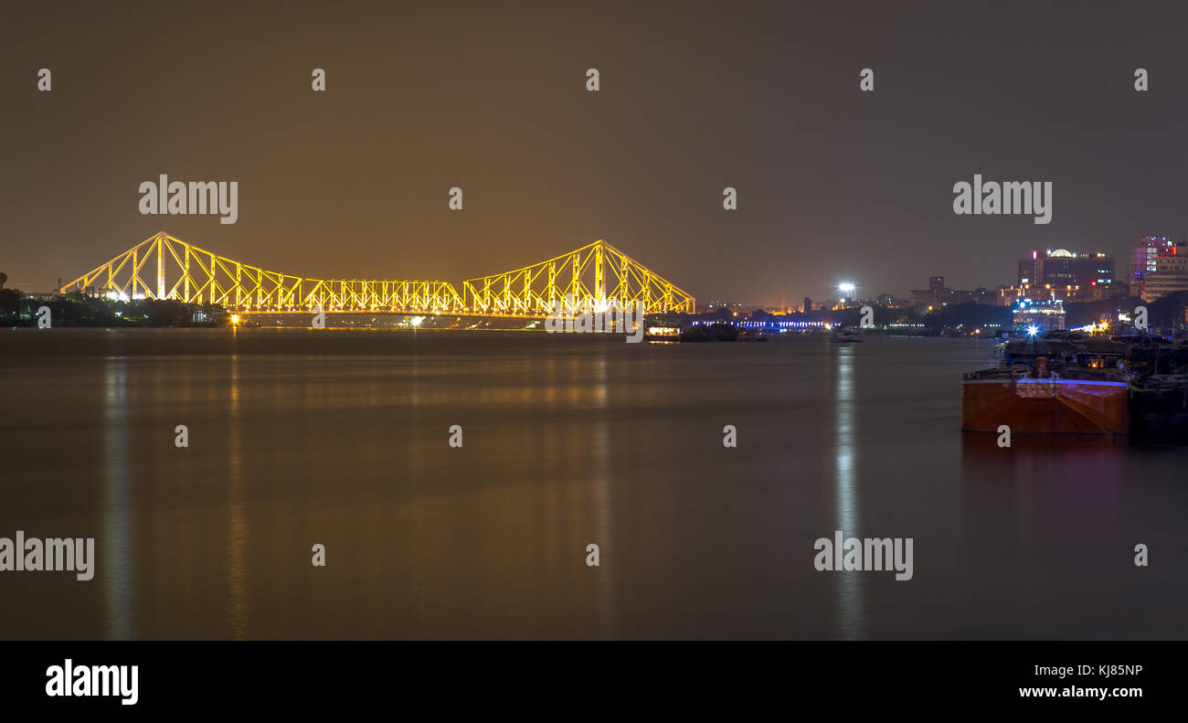 Historische Howrah Bridge und Kolkata Stadtraum von princep Ghat in Nacht beleuchtung gesehen. Stockfoto