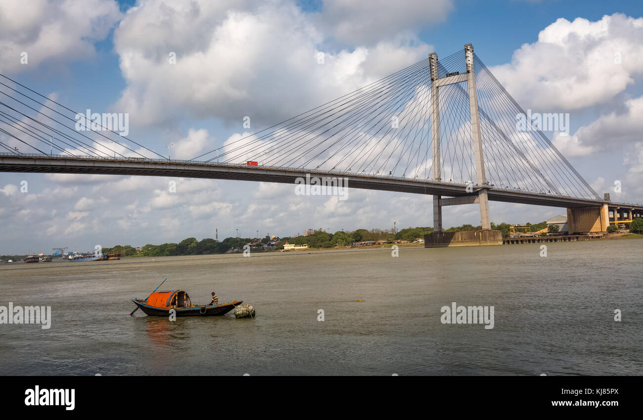 Vidyasagar setu - die Schrägseilbrücke über den Fluss Hooghly mit Booten aus Holz. Foto von princep ghat Kolkata, Indien Stockfoto