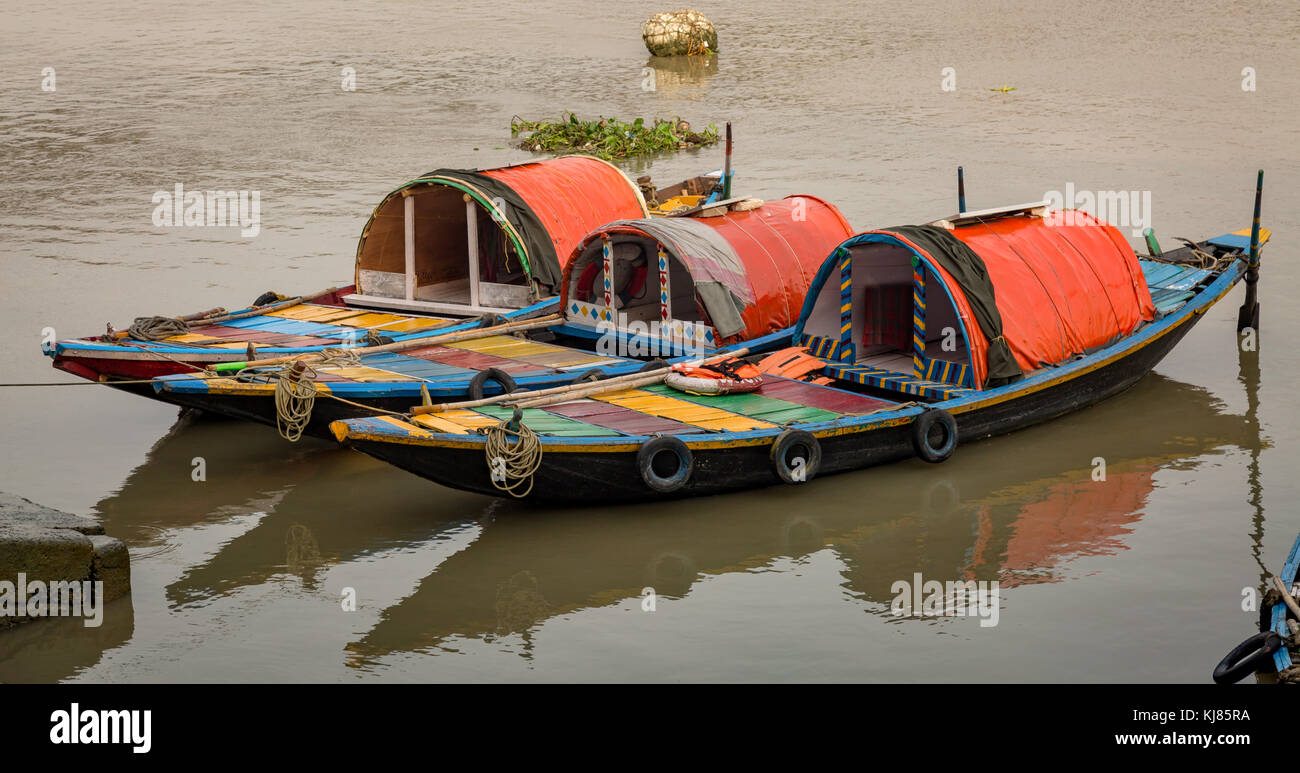 Wooden Boote auf dem Fluss Ganges in Kolkata, Indien Stockfoto