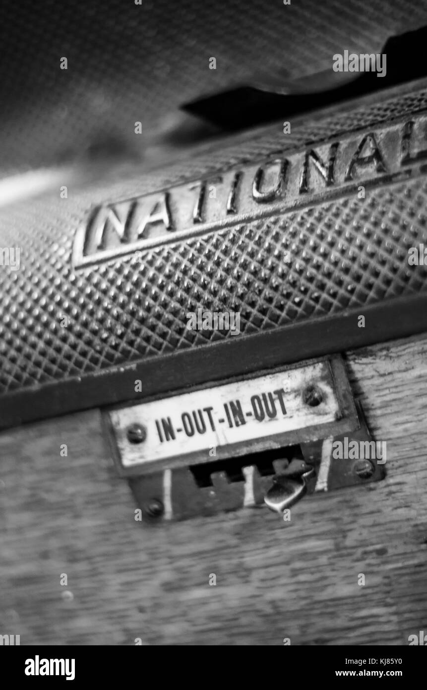 Alte Stechuhr für Mitarbeiter ein- und ausstempeln, Glenfiddich Distillery, Speyside, Schottland Stockfoto