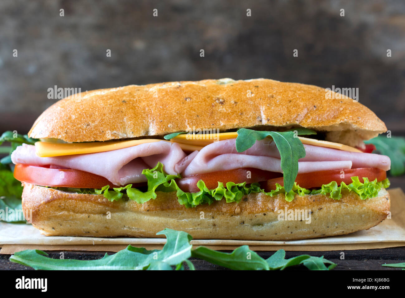 Italienische panini Sandwich auf der hölzernen Hintergrund von oben, selektiver Fokus Stockfoto