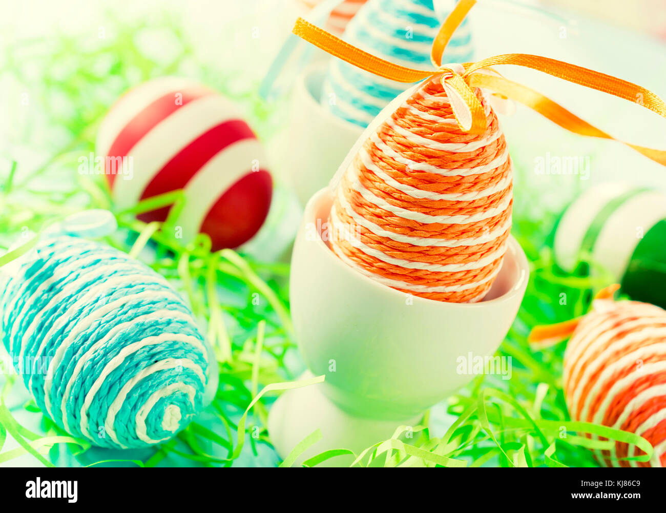 Große Gruppe der Ostereier. selektive Fokus auf der Vorderseite orange Eier in der Schale Stockfoto