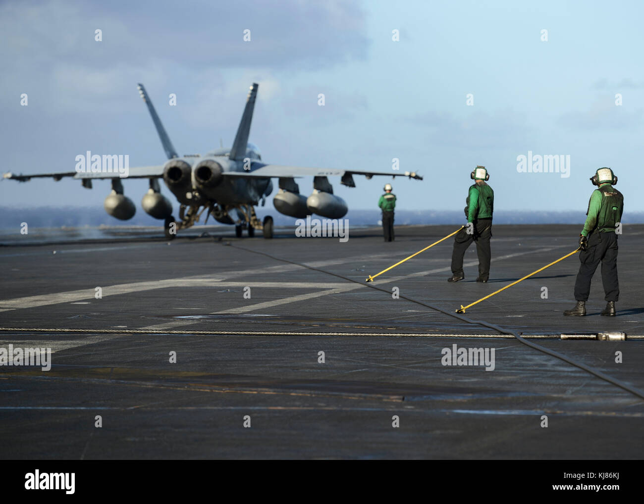 U.S. Navy Sailors vorbereiten, die Verhaftung des Kabels während des Flugbetriebs auf dem Flight Deck Push an Bord der Ai Stockfoto