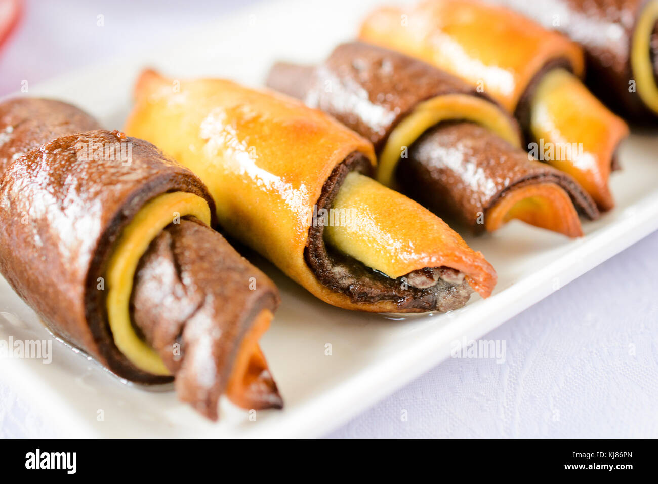 Selektiver Fokus auf süße Mini Croissant in der Mitte Stockfoto