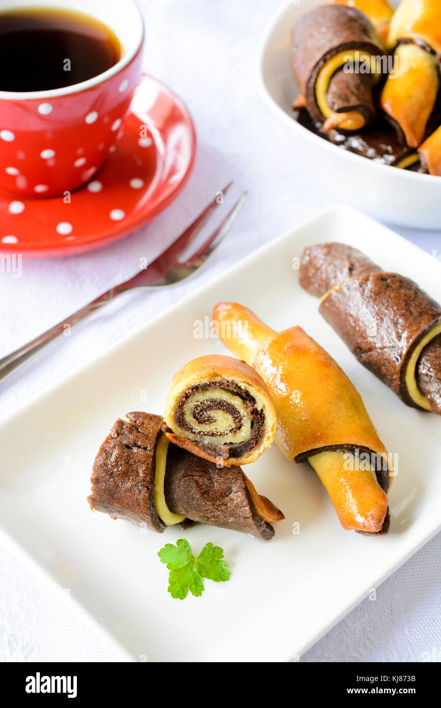 Selektiver Fokus auf die in Scheiben geschnittenen Mini Croissant auf weiße Platte Stockfoto