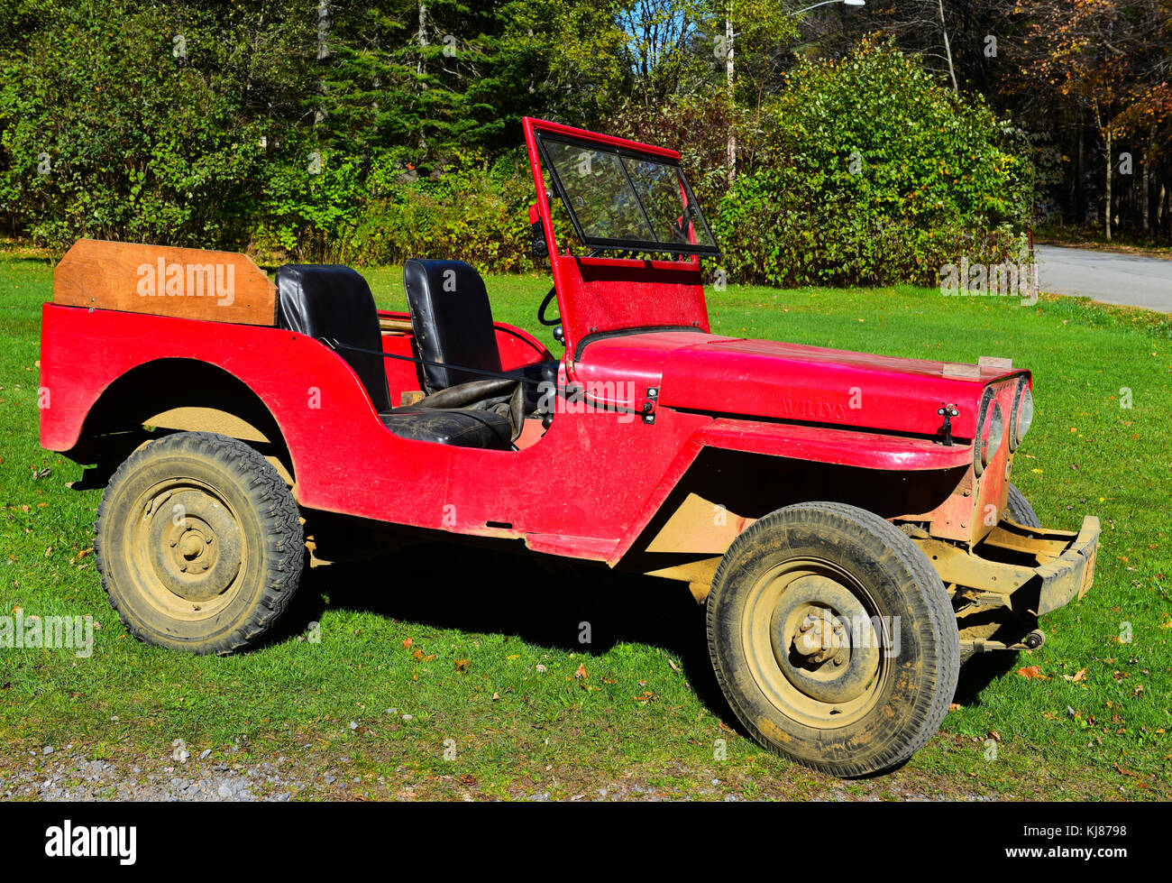 Schmutzige Alte 1946 Jeep CJ-2 ein Fahrzeug auf einer Wiese geparkt. Stockfoto