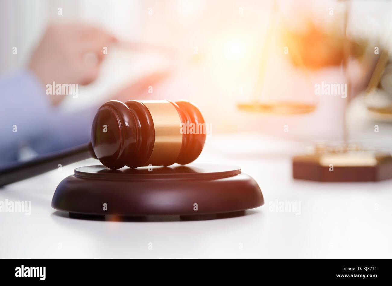 Holz- Hammer, der Anwalt im Hintergrund. Anwalt Gesetz Justiz Richter hammer Gerichtssaal rechtliche Tabelle Konzept Stockfoto