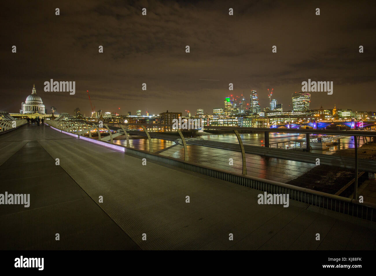 Sir Norman Foster wobbly Millennium Fußgängerbrücke von southbank iconic berühmten Christopher Wren Wahrzeichen st an Sir Pauls Kathedrale bei Nacht Stockfoto