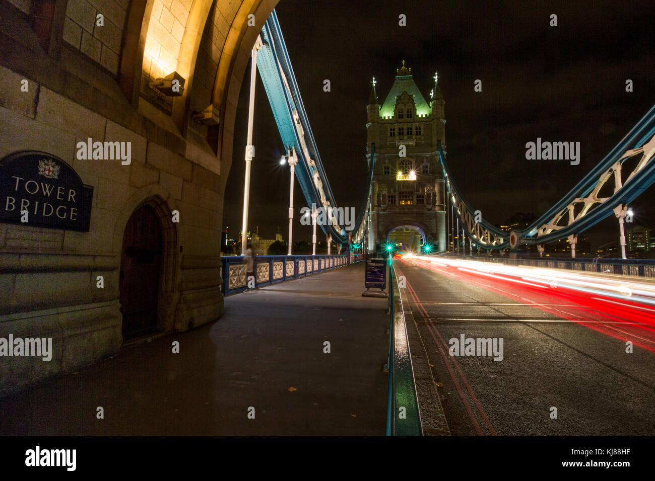 Die berühmten Wahrzeichen touristtower Brücke über die Themse auf der a 100 Tower Bridge Road, Schuß in der Nacht, Langzeitbelichtung mit leichten Wanderwegen Stockfoto