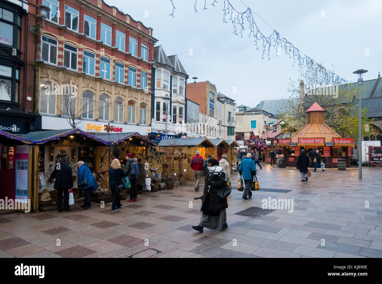 Cardiff, Wales, Vereinigtes Königreich - 23. November 2016: Einheimische und Touristen kaufen und besuchen den Weihnachtsmarkt im Stadtzentrum von Cardiff Stockfoto