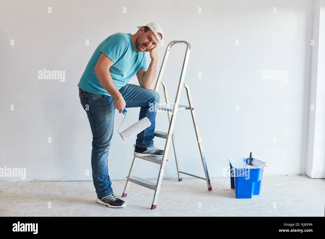 Die müden Maler liegt nach dem Lackieren Stockfoto