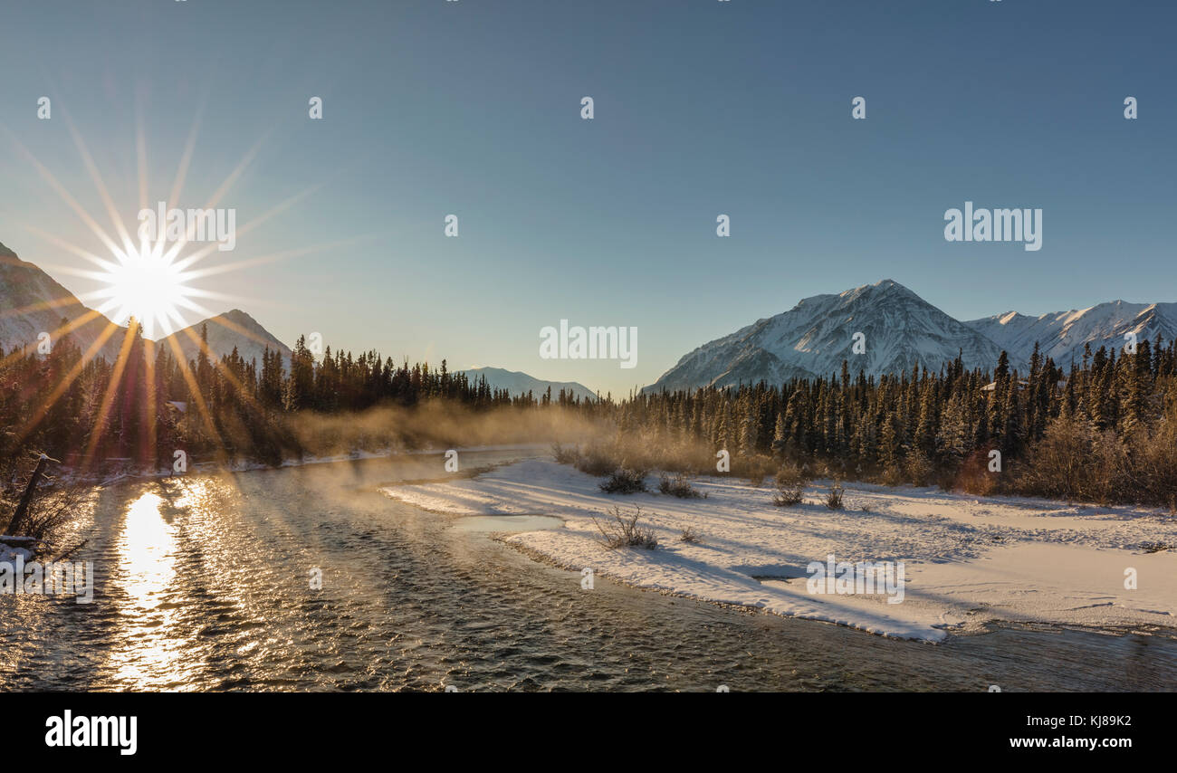 Der aufsteigende Nebel über dem Kathleen River wird von der niedrigen Wintersonne im Kluane National Park im Yukon Territory beleuchtet. Stockfoto