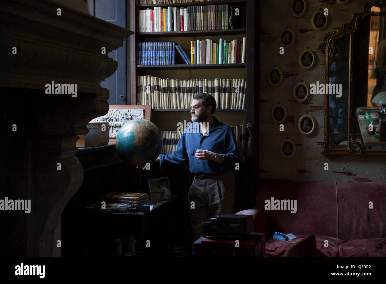 ERSCHEINUNGSDATUM: 24. November 2017 TITEL: Call Me by Your Name STUDIO: Sony Pictures Classics DIRECTOR: Luca Guadagnino PLOT: Summer of 1983, Norditalien. Ein amerikanisch-italienischer Student ist begeistert von einem amerikanischen Studenten, der mit seiner Familie studiert und lebt. Gemeinsam teilen sie einen unvergesslichen Sommer voller Musik, Essen und Romantik, der sie FÜR immer verändern WIRD: Michael STUHLBARG. (Bild: © Sony Pictures Classics/Entertainment Pictures) Stockfoto