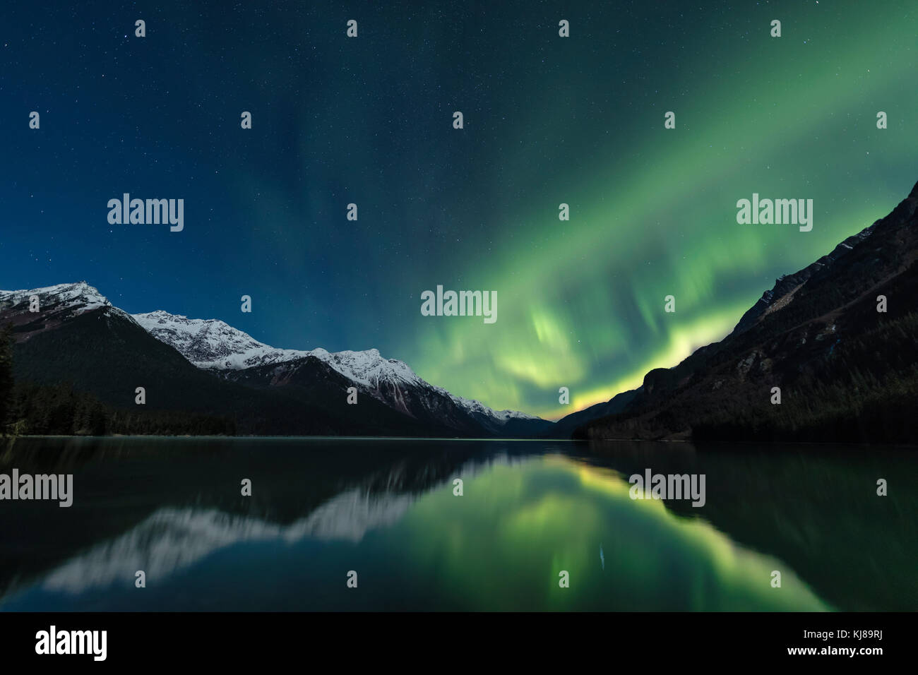 Die aurora borealis wird in Chilkoot Lake in der Nähe von Haines in Southeast Alaska wider. Stockfoto