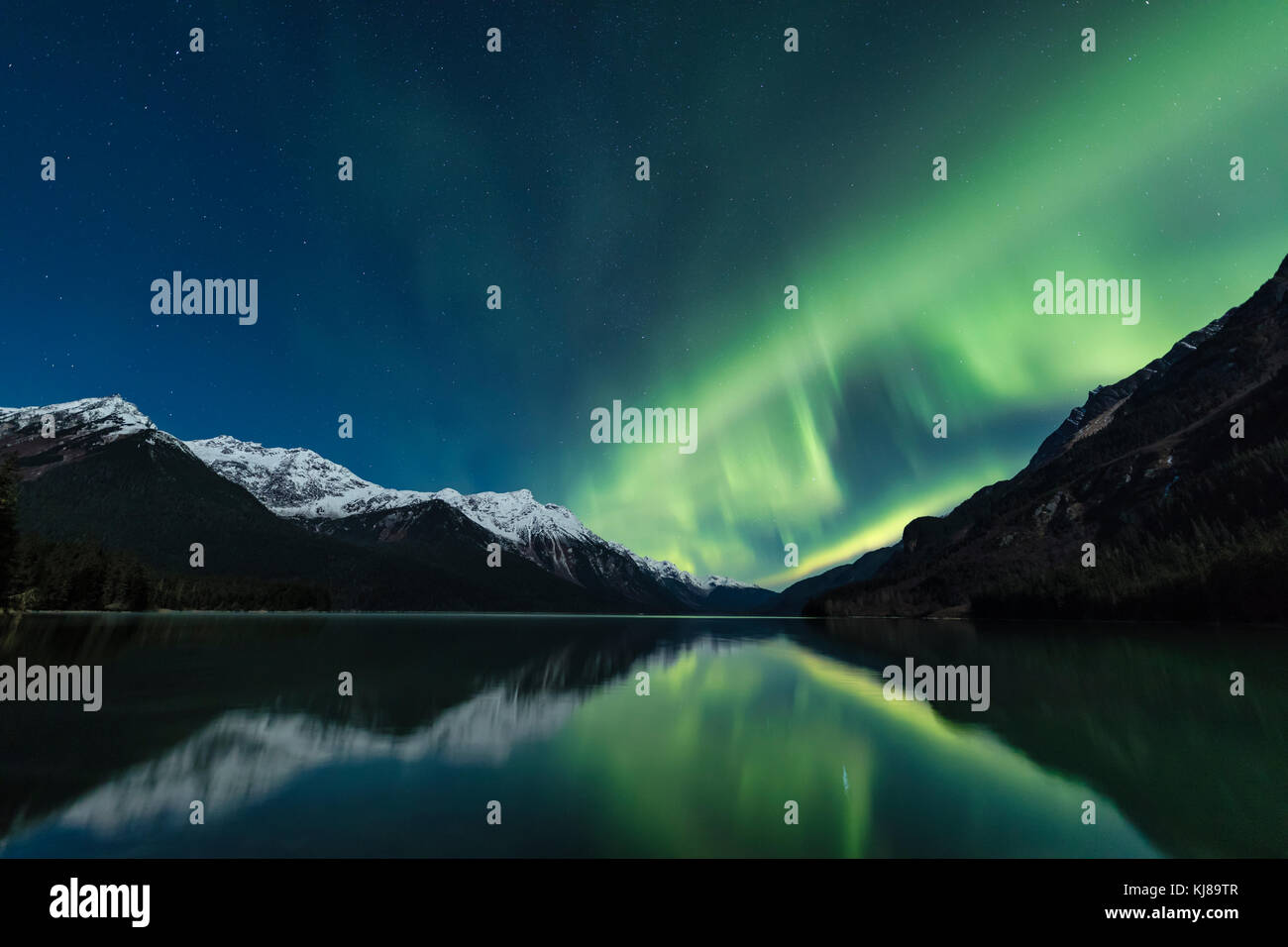 Die aurora borealis wird in Chilkoot Lake in der Nähe von Haines in Southeast Alaska wider. Stockfoto