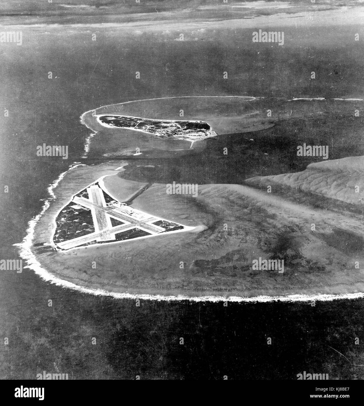 Luftbild von Midway Atoll, südlich von Westen über die südliche Seite des Atolls, 24. November 1941. Im Osten der Insel, dann die Seite von Midway Flugplatz, im Vordergrund. Sand Island, Lage der meisten anderen Basis, ist über dem Eingang Kanal. Datum: 24 November 1941 Stockfoto