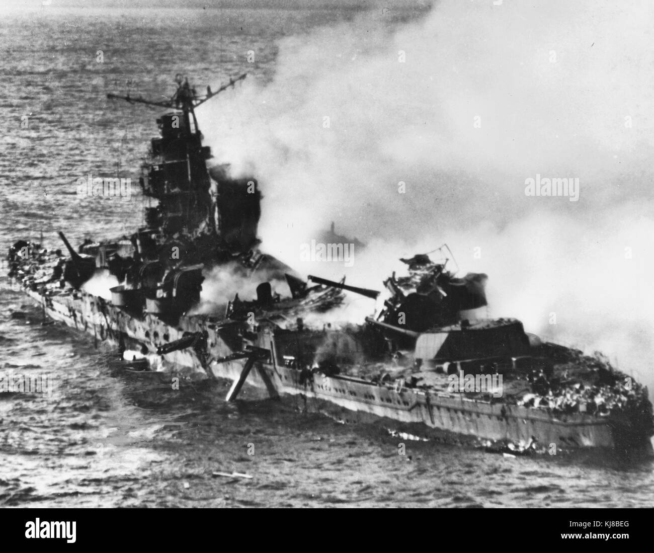 Die Brennende japanische Cruiser Mikuma, 6. Juni 1942. Japanische schwere Kreuzer Mikuma, von der USS Enterprise (CV-6) SBD Flugzeuge während der Schlacht um Midway fotografiert, nachdem sie durch die Ebenen von der Enterprise und der USS Hornet (CV-8) bombardiert worden war. Hinweis ihr Shattered mittschiffs Struktur, Torpedo baumelnd von der nach Port Seite Rohre und Trümmer auf ihre Nummer vier acht Zoll Geschützturm. Vom 6. Juni 1942 - Schlacht um Midway Stockfoto