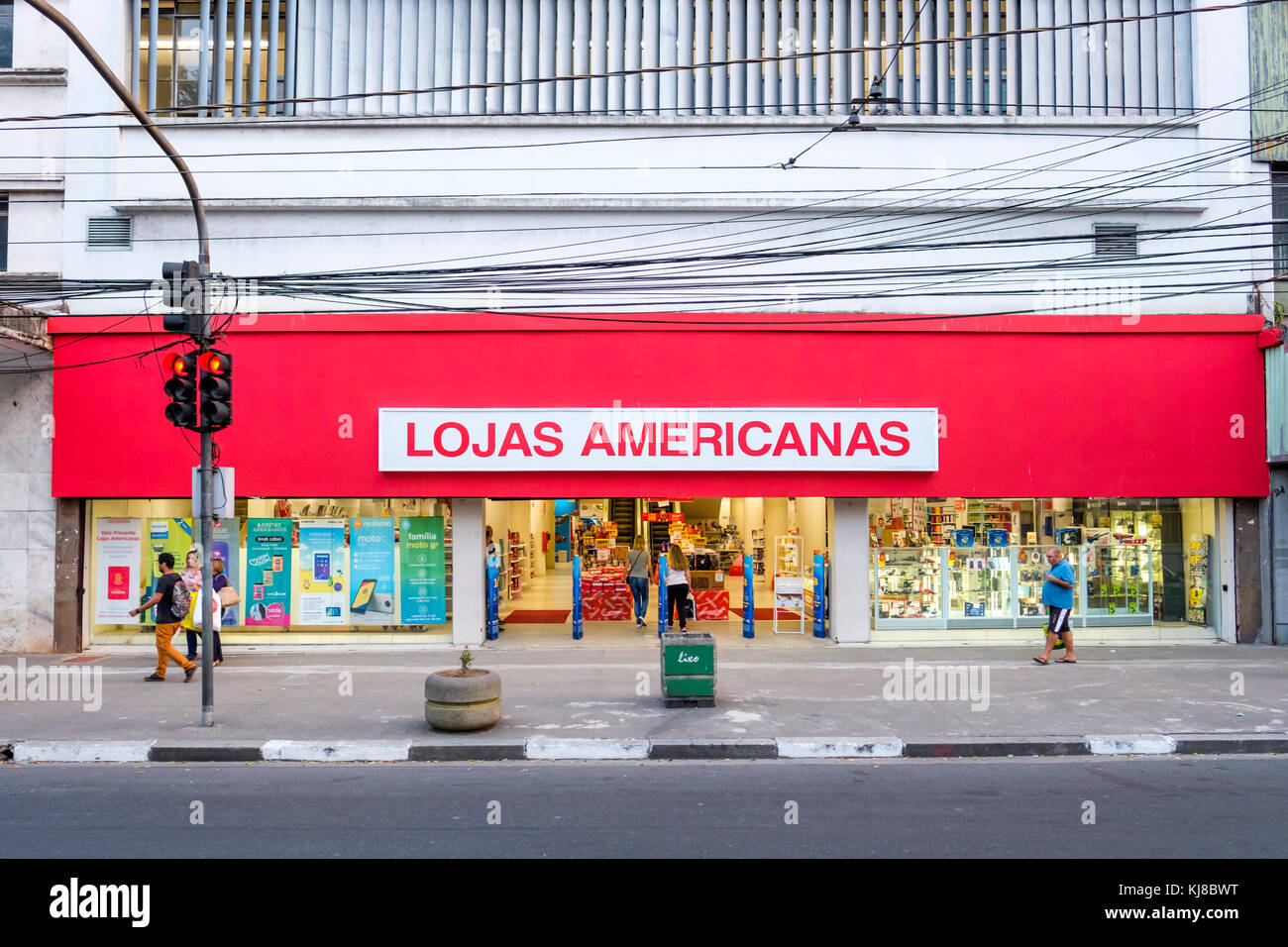 Lojas Americanas S.A., Blick von Außen, Fußgänger, der Verbraucher, der Brasilianischen Einzelhandelskette store Fassade mit Markennamen, Beschilderung, Santos, Sao Paulo, Brasilien. Stockfoto