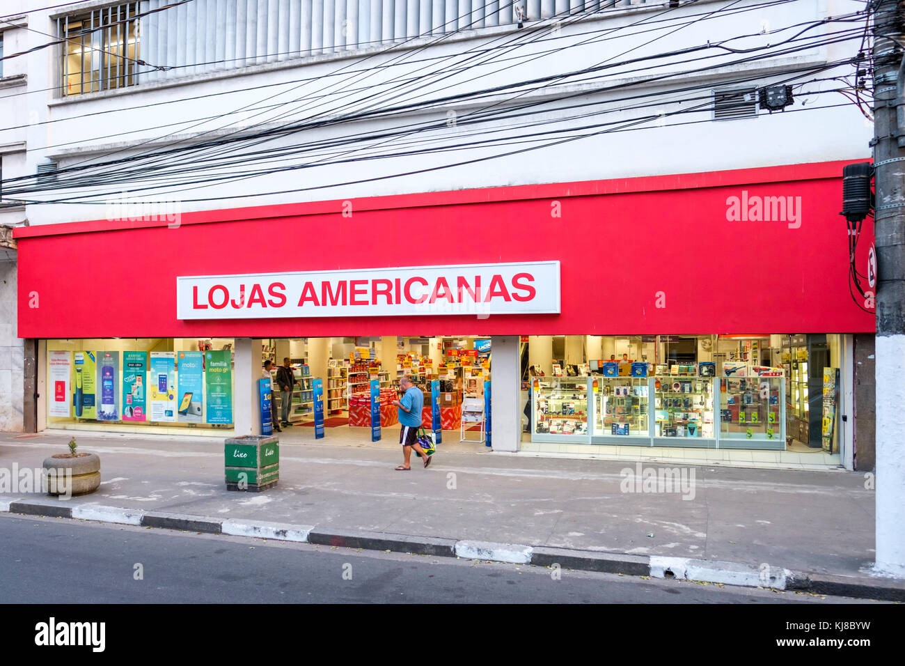 Lojas Americanas S.A., Blick von Außen, Fußgänger, der Verbraucher, der Brasilianischen Einzelhandelskette store Fassade mit Markennamen, Beschilderung, Santos, Sao Paulo, Brasilien. Stockfoto