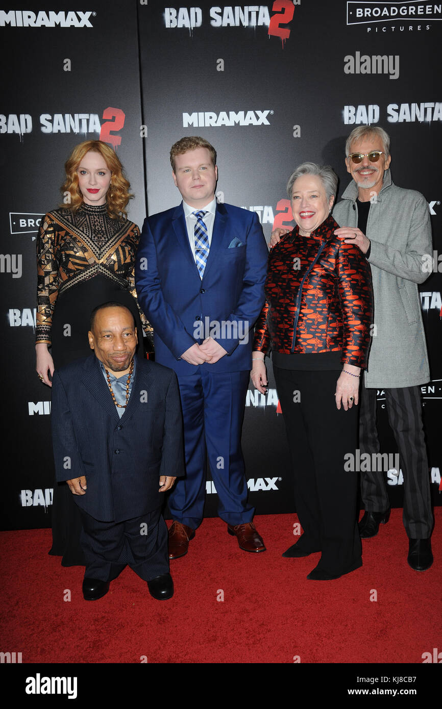 NEW YORK, NY - 15. NOVEMBER: Billy Bob Thornton, Brett Kelly, Christina Hendricks, Kathy Bates, Tony Cox besuchen die New Yorker Premiere „Bad Santa 2“ im AMC Loews Lincoln Square 13 Theater am 15. November 2016 in New York City. Leute: Billy Bob Thornton, Brett Kelly, Christina Hendricks, Kathy Bates, Tony Cox Stockfoto