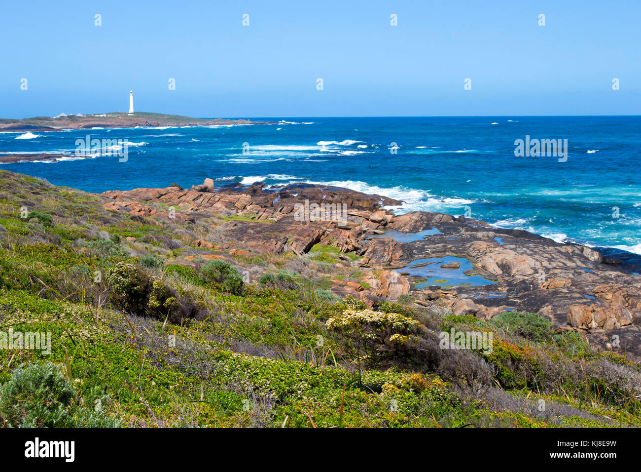 Scenic View wird aus dem Skippy Rock Lookout in der Nähe von Cape Leeuwin Western Australia auf Sonnigem windigen späten Frühling Nachmittag ein fampus Angeln Lage gesehen. Stockfoto