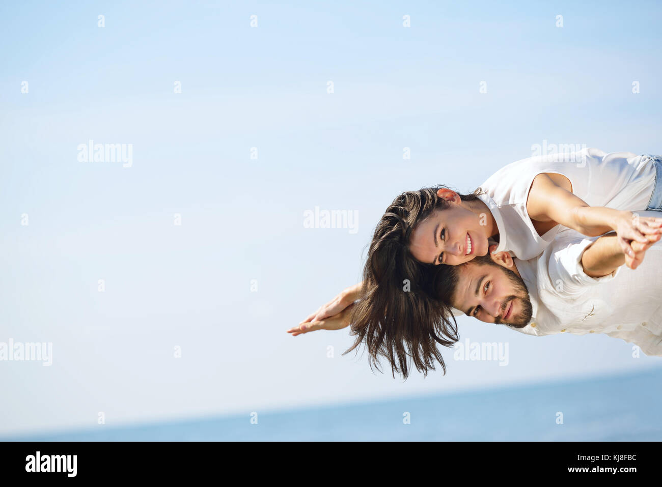 Ein Bild Von Einem Glücklichen Paar Spaß Am Strand Stockfotografie Alamy 