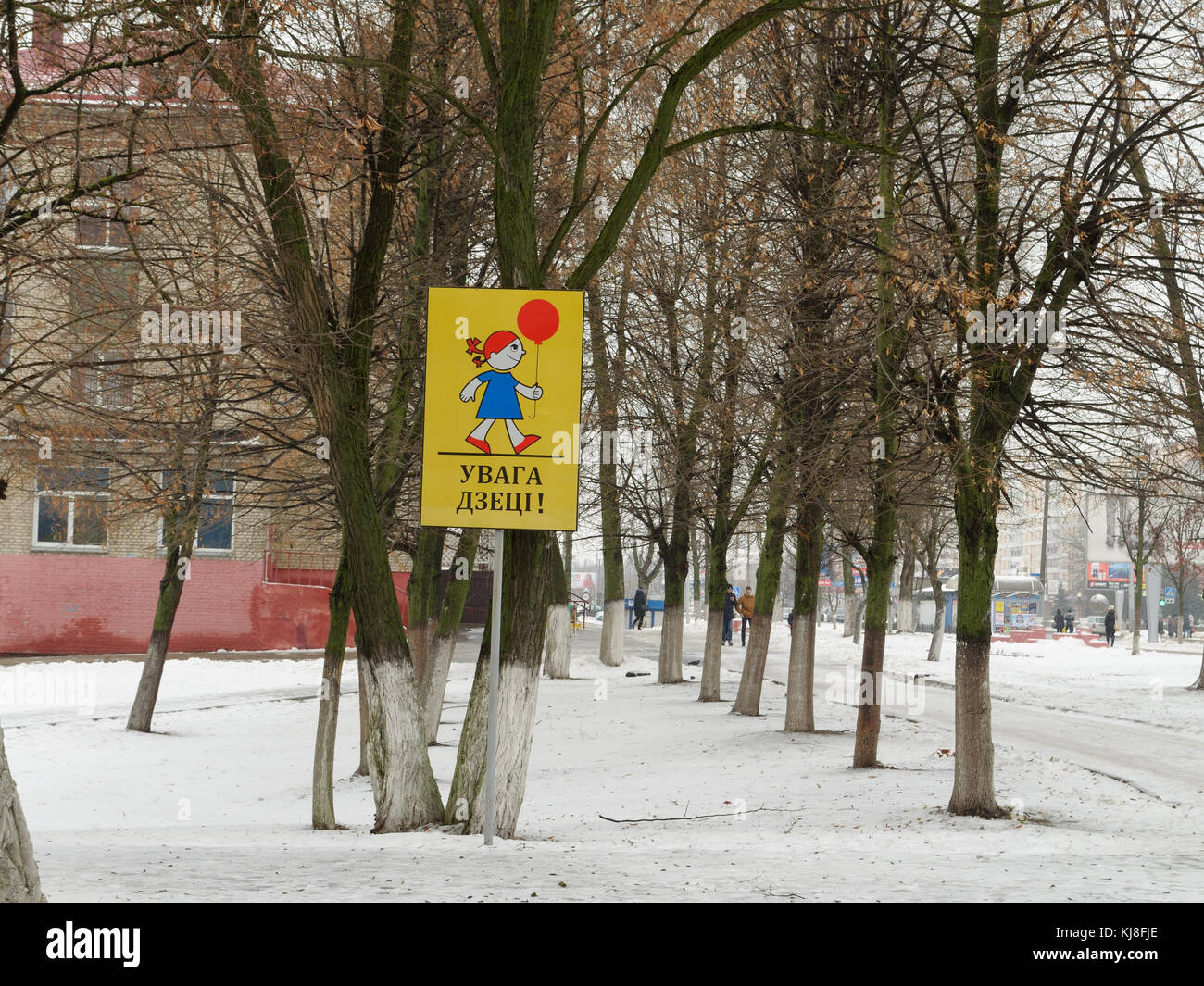 24.12.2016.Weißrussland.Gomel.Schild hängt an einem Baum, warnt, dass es viele Kinder gibt. Stockfoto