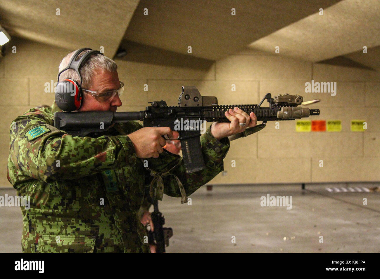 171120-A-CL 980-573 Allgemeine Riho Terras, Chef der Verteidigung von Estland, Brände eine M4 Carbine Gewehr auf der 10 Special Forces Group (Airborne) Indoor lief Stockfoto