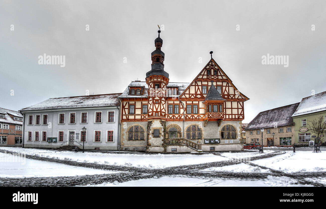 historisches Rathaus von Harzgerode im Winter Stockfoto