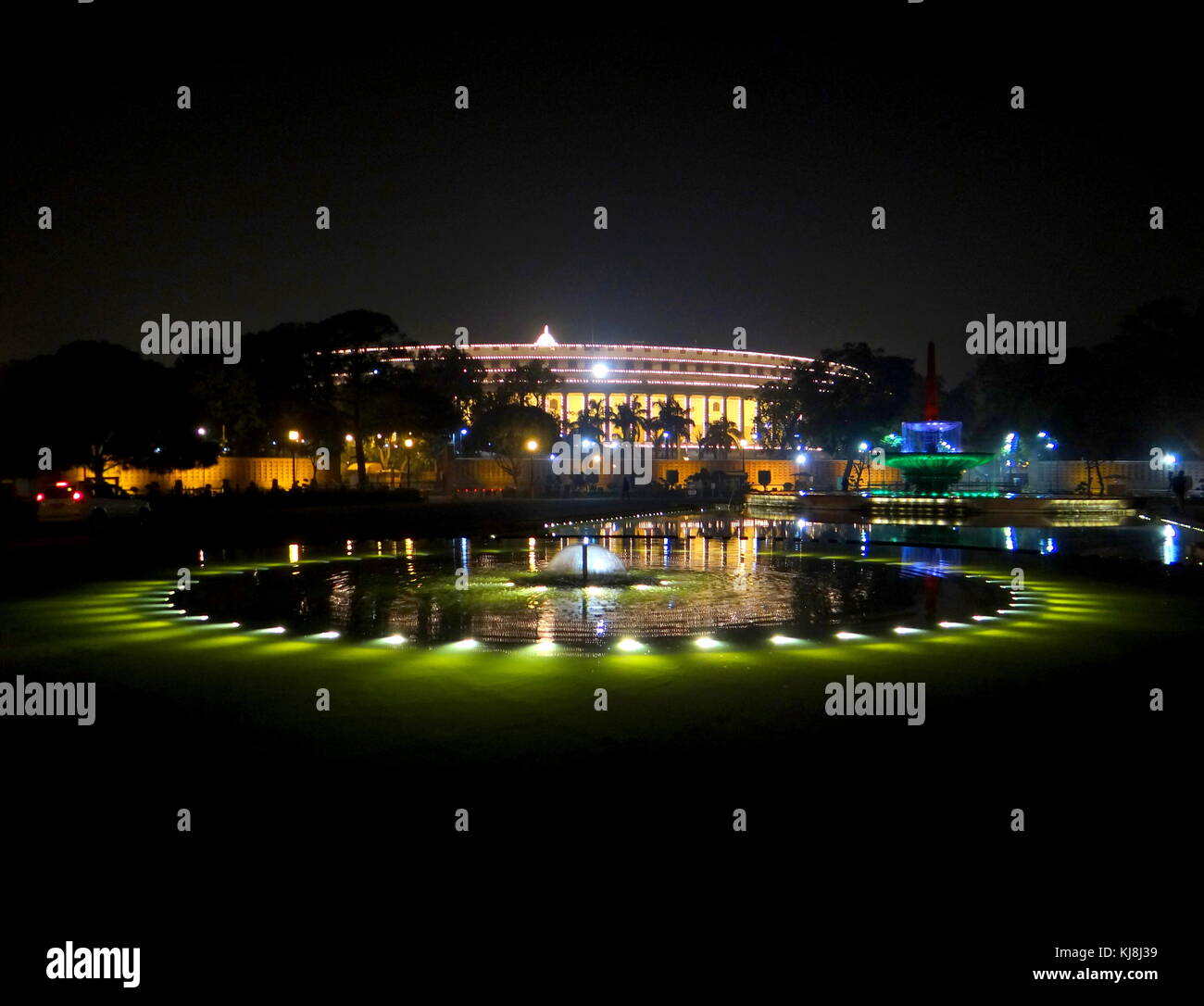 Ein Blick auf das indische Parlament beleuchtet in den Lichtern bei Nacht in Neu Delhi, Indien Stockfoto