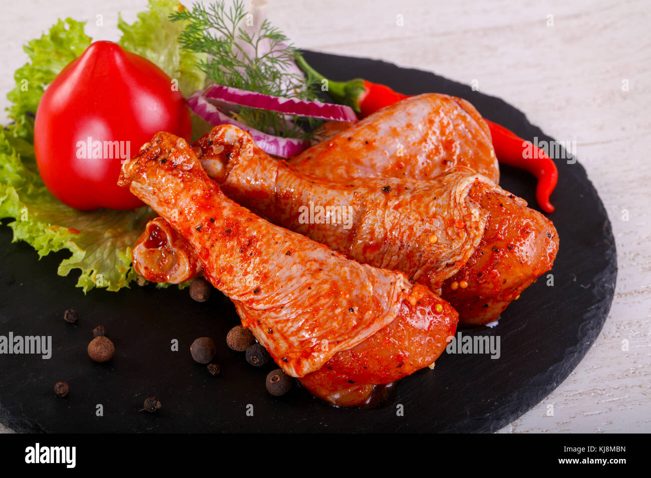 Roh marinierte Hähnchenschenkel für Grill und BBQ Stockfotografie - Alamy