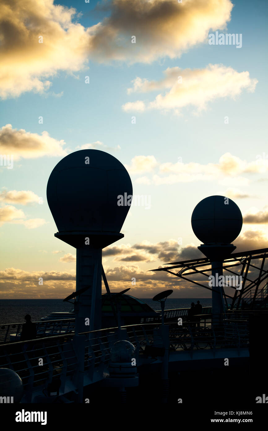 Schiff Telecom Antenne bei Sonnenuntergang Stockfoto