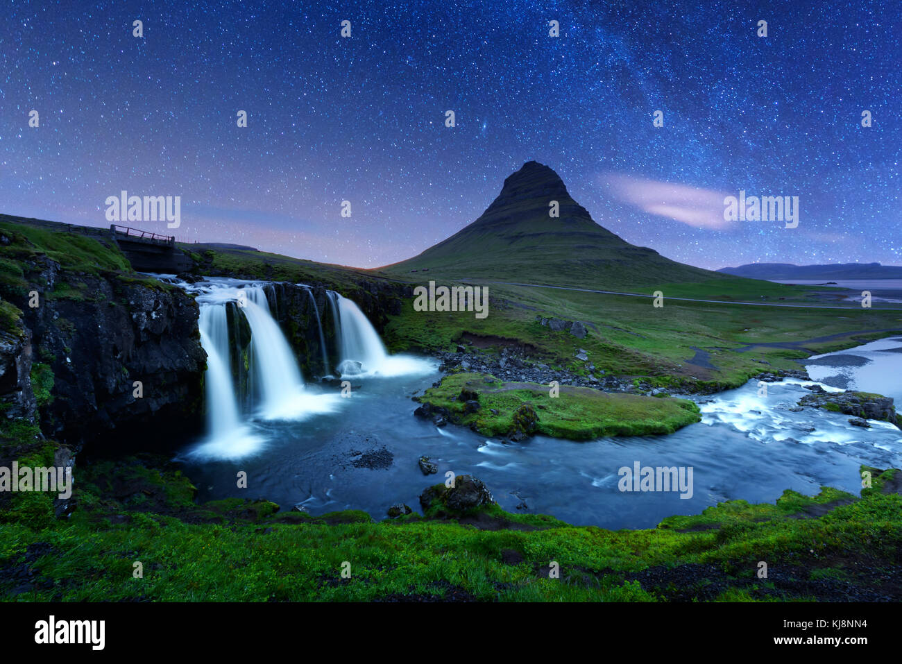 Sternenhimmel auf kirkjufellsfoss Wasserfall. Stockfoto