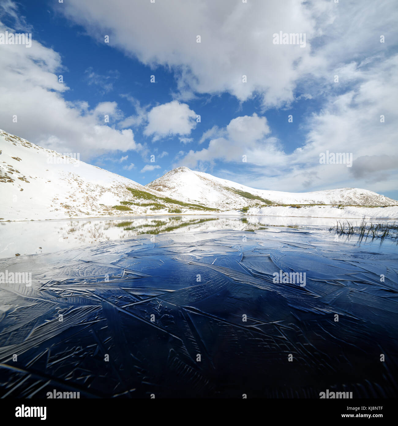 Gefrorenen Bergsee mit Blue Ice Stockfoto