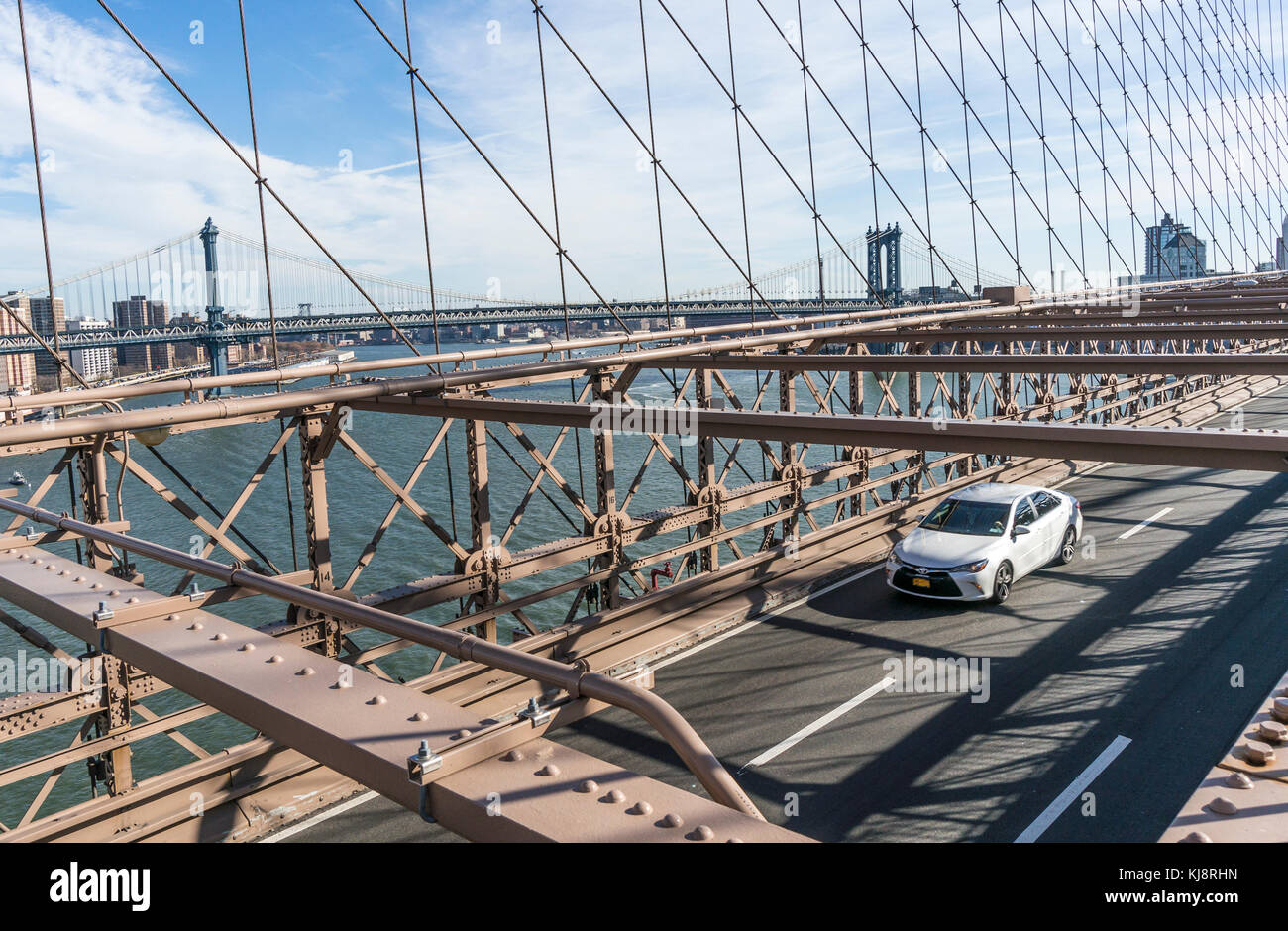 Auto über die Brooklyn Bridge Stockfoto