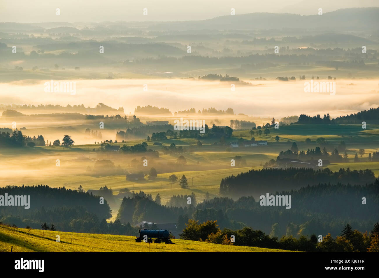Hügelige Landschaft mit Morgennebel, Lechtaler, Ansicht vom Auerberg in der Nähe von Bernbeuren, Pfaffenwinkel, Allgäu, Oberbayern Stockfoto
