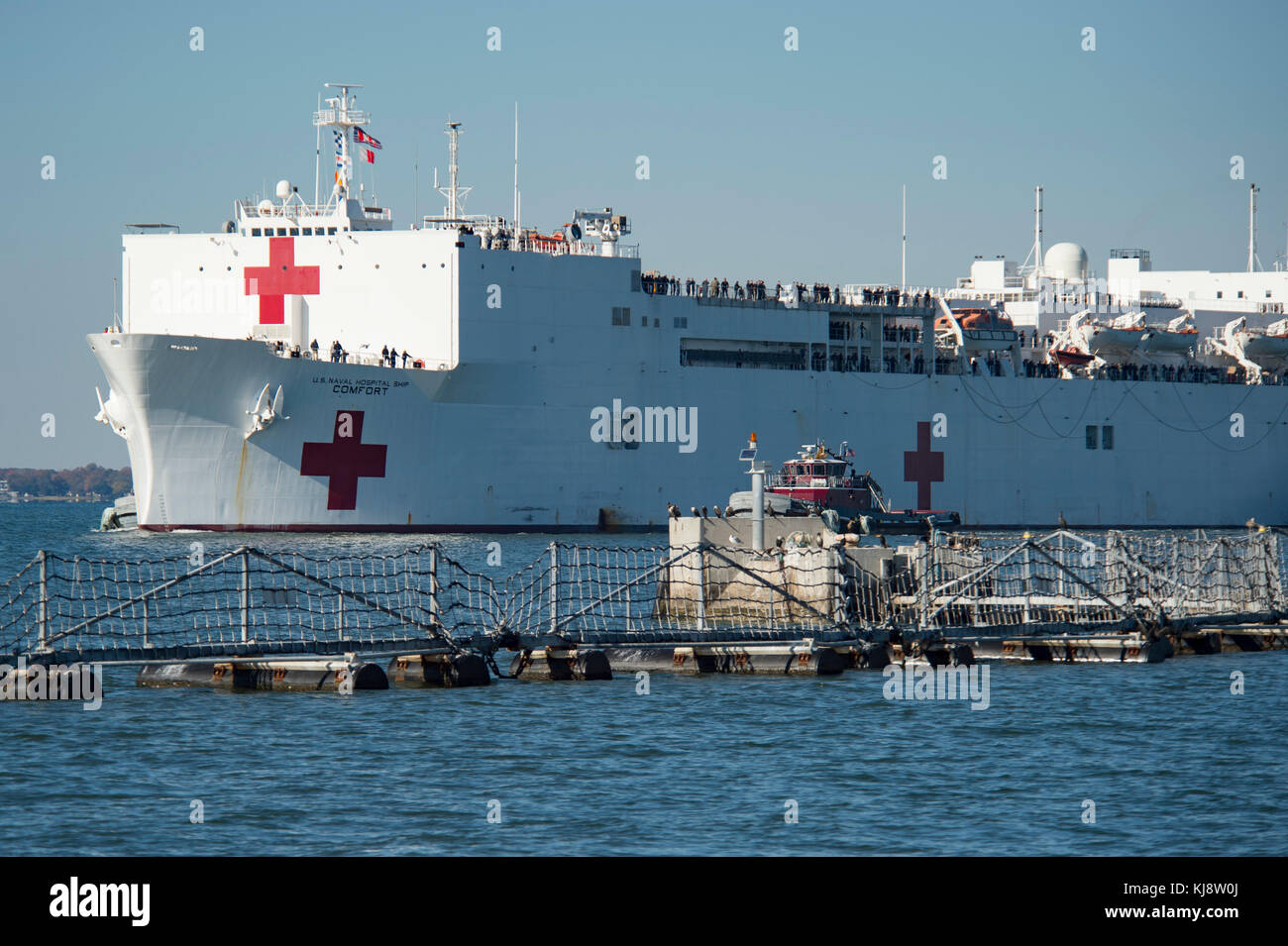 USNS Comfort (T-AH 20) kehrt in die Naval Station Norfolk nach bereitgestellt wird, zur Unterstützung humanitärer re Stockfoto