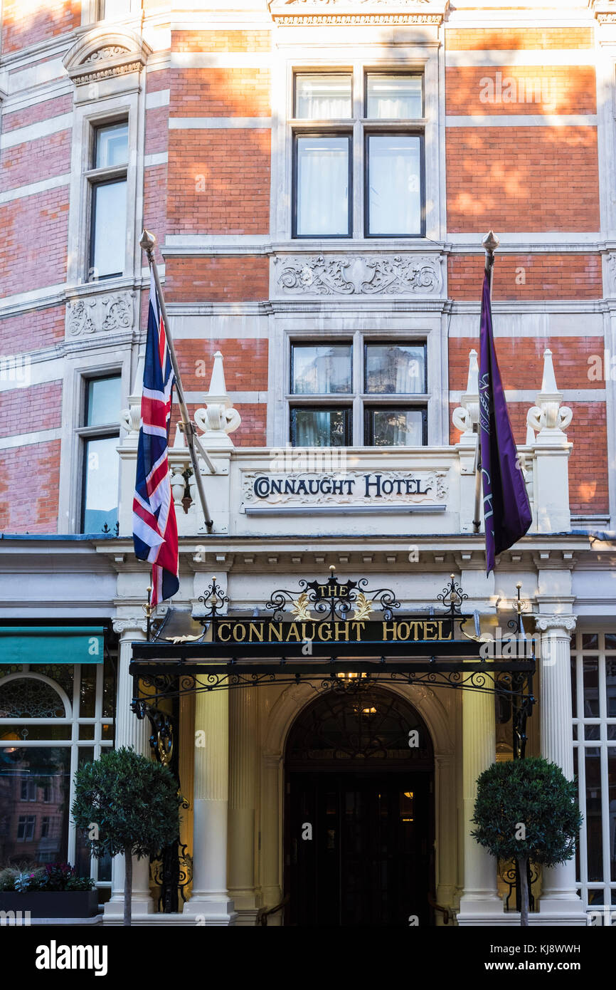 Die Connaught ist ein fünf Sterne Hotel, in der Carlos Place, Mayfair, London, England, Großbritannien entfernt Stockfoto