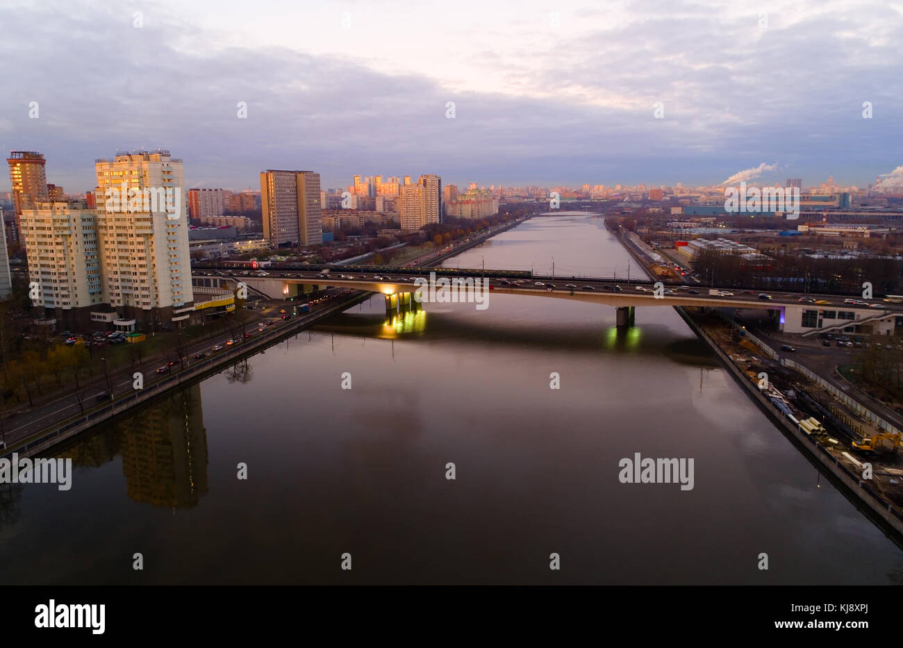 Moskau in der Morgendämmerung. Eine Brücke über den Fluss Moskwa auf der Andropow Avenue. Stockfoto