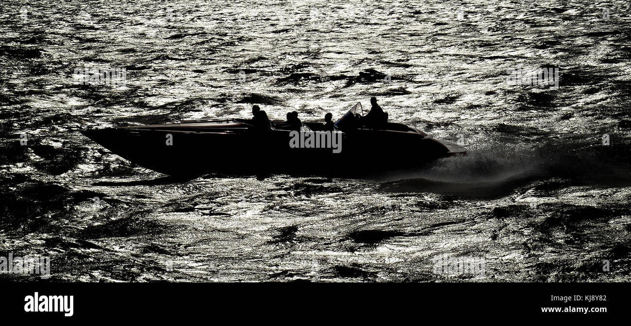 Vergnügen Reise Schnellboot in Silhouette in der Geschwindigkeit. Stockfoto Vergnügen Reise Schnellboot in Silhouette in der Geschwindigkeit. Stockfoto