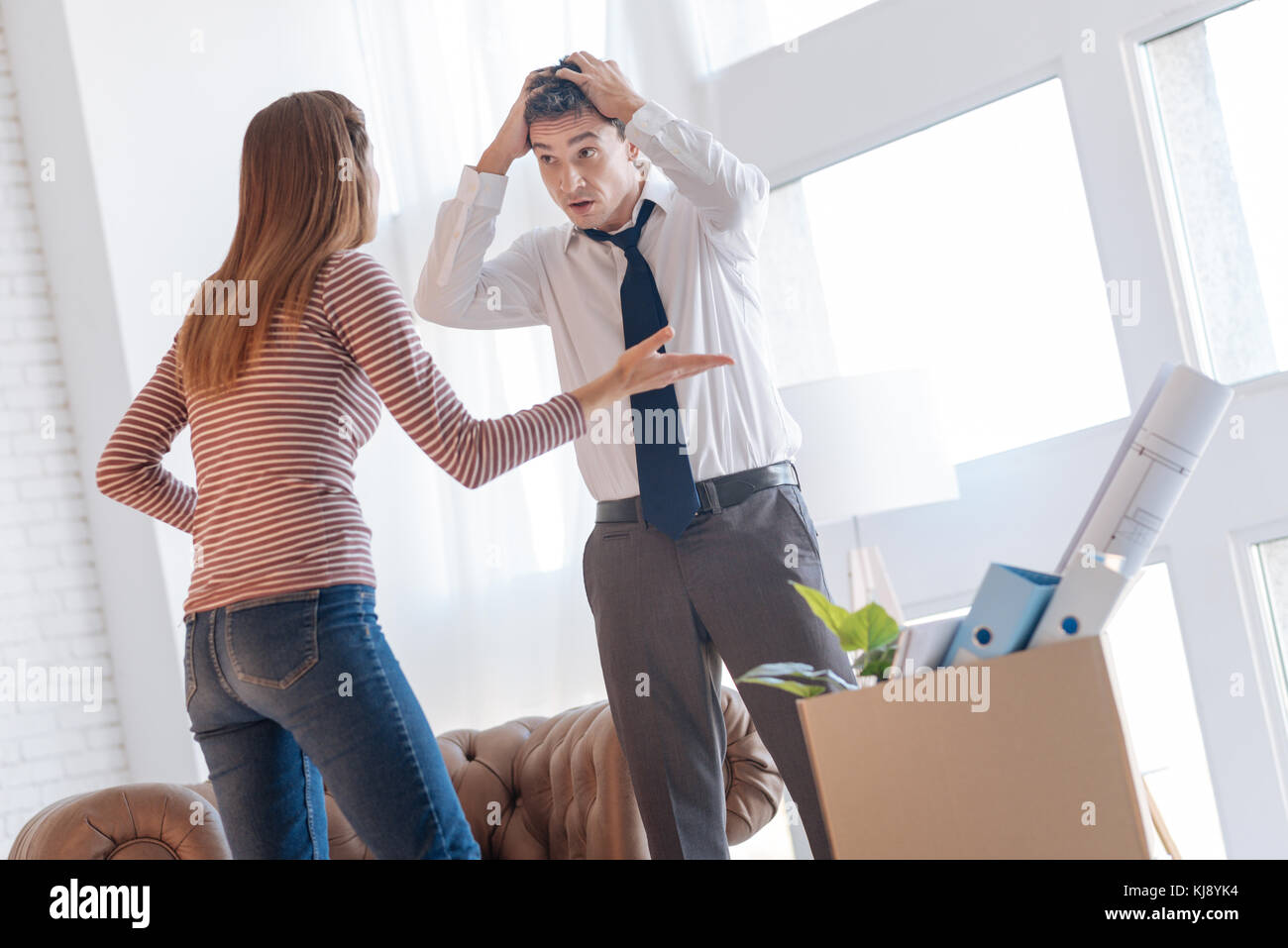 Gereizte emotionale Frau ihrem Mann die Schuld für einen guten Job zu verlieren. Stockfoto